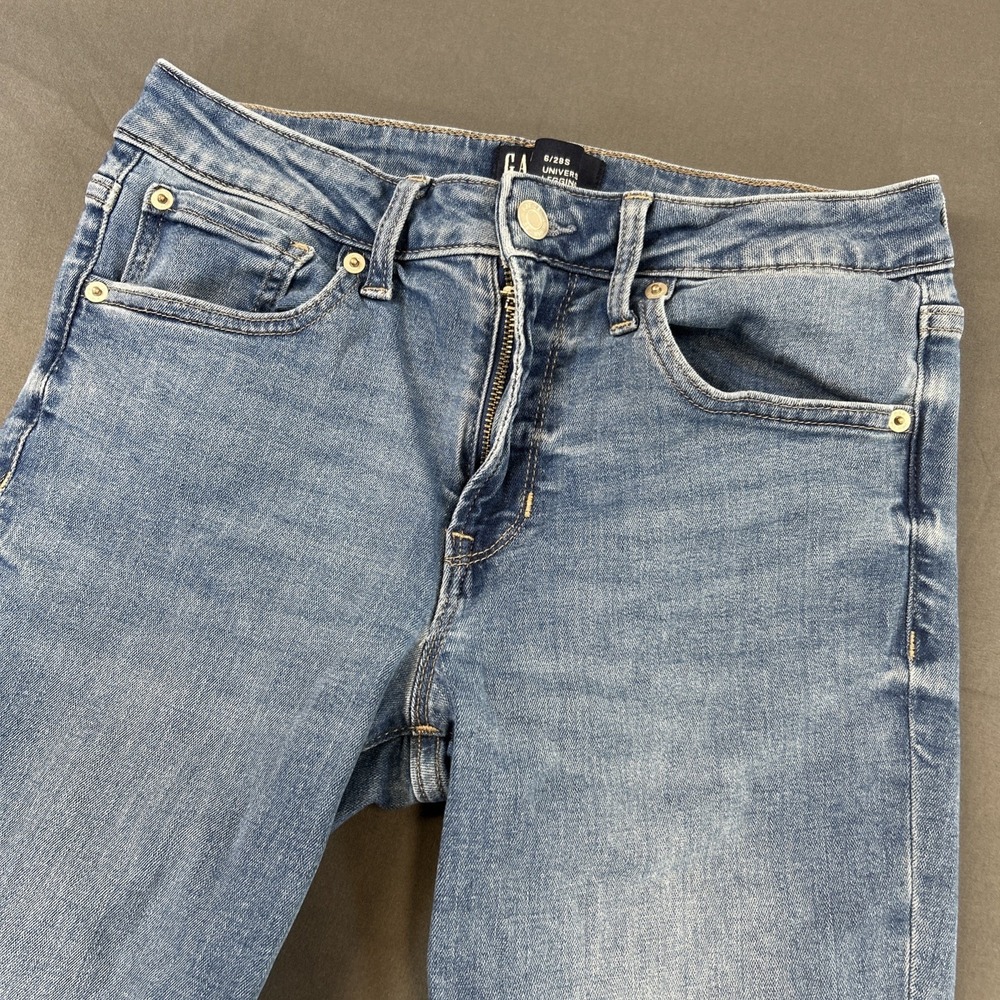 Gap‎ Universal Legging jeans with a medium wash and classic five-pocket styling